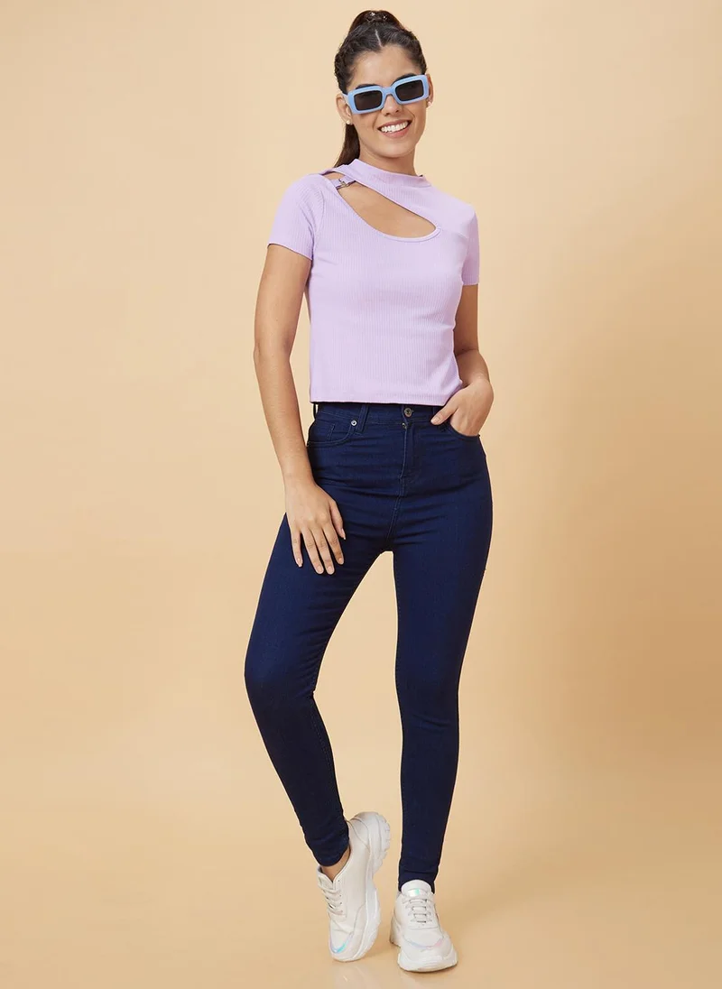 جلو باص بلوزة نسائية بياقة عالية وفتحات جانبية بلون اللافندر